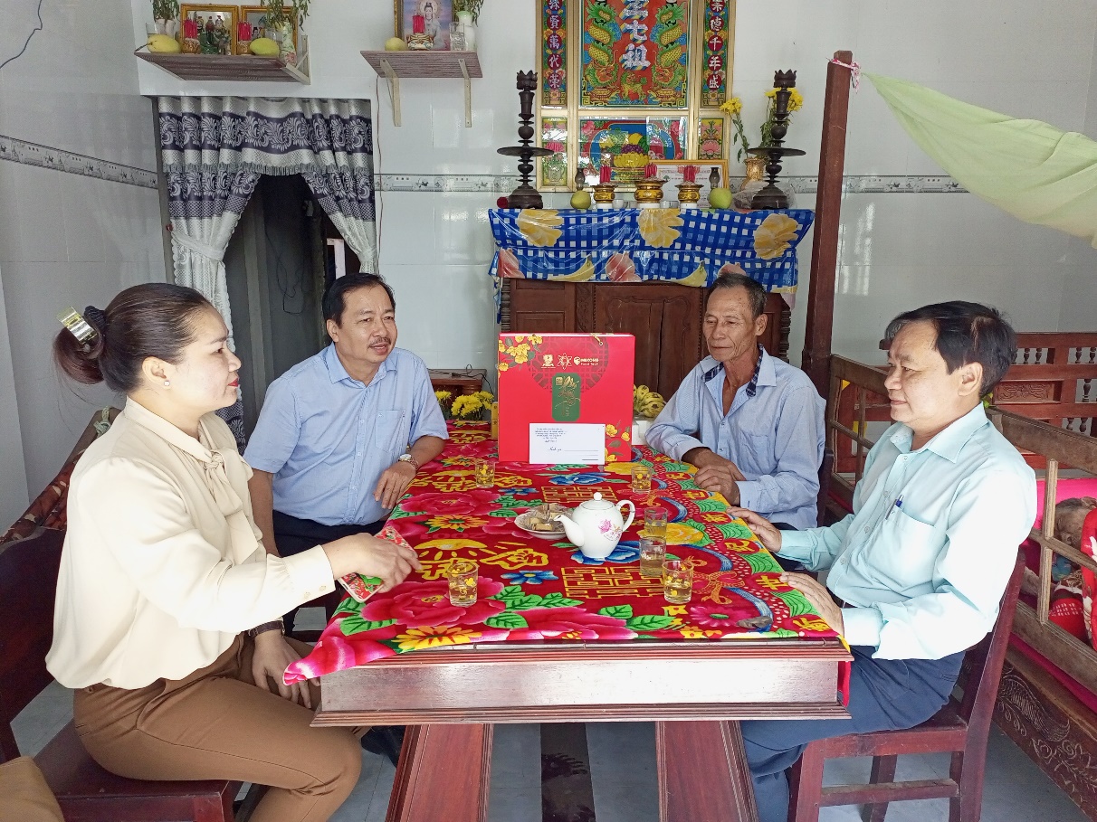 Sở Khoa học và Công nghệ thăm và tặng quà bà mẹ Việt Nam anh hùng Ngô Thị Mẫn