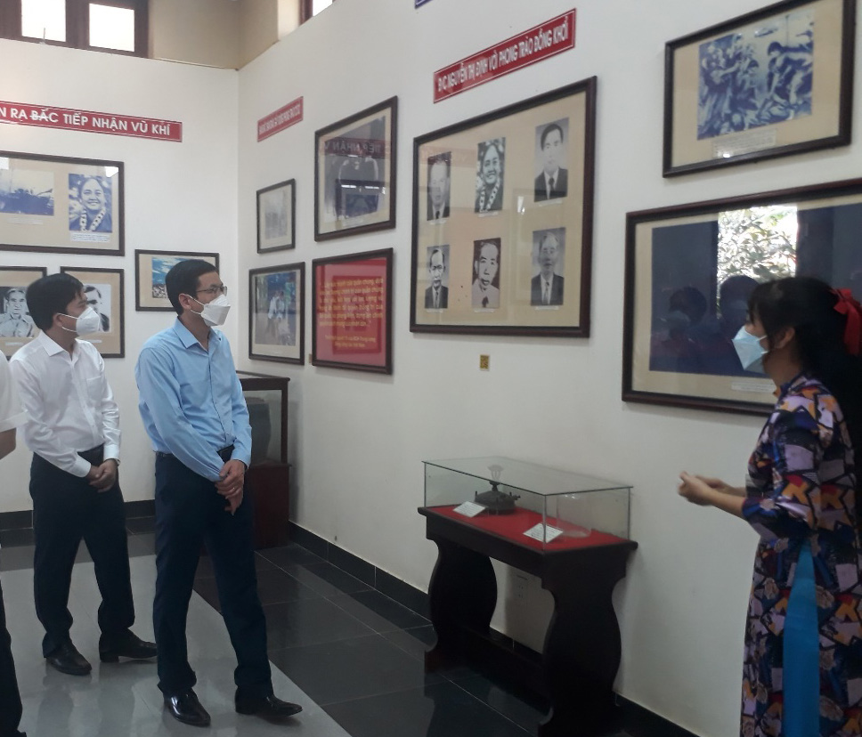 Đoàn công tác Bộ Khoa học và Công nghệ thăm khu lưu niệm Nữ tướng Nguyễn Thị Định