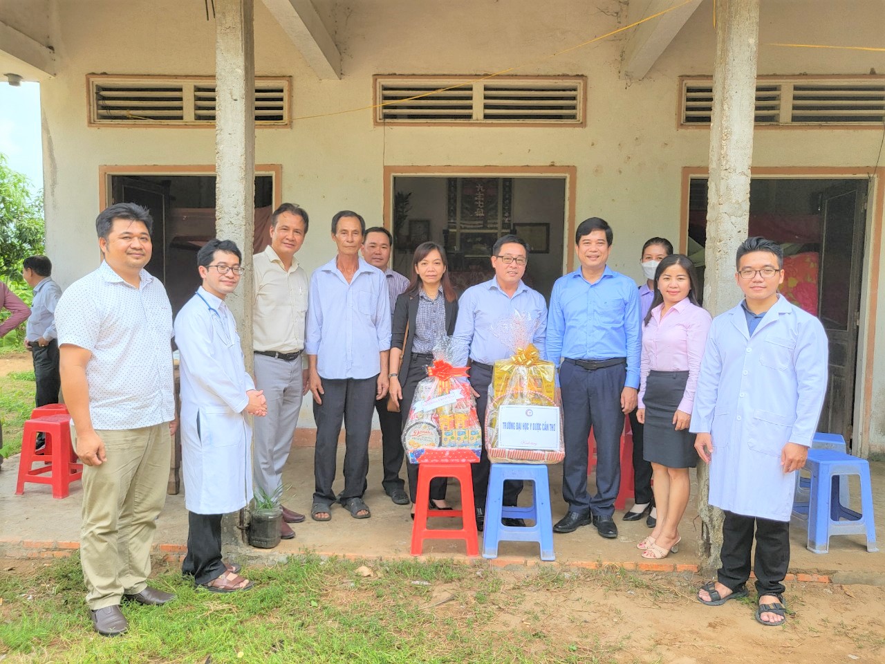 Giám đốc Sở Khoa học và Công nghệ thăm và tặng quà cho mẹ Việt Nam anh hùng