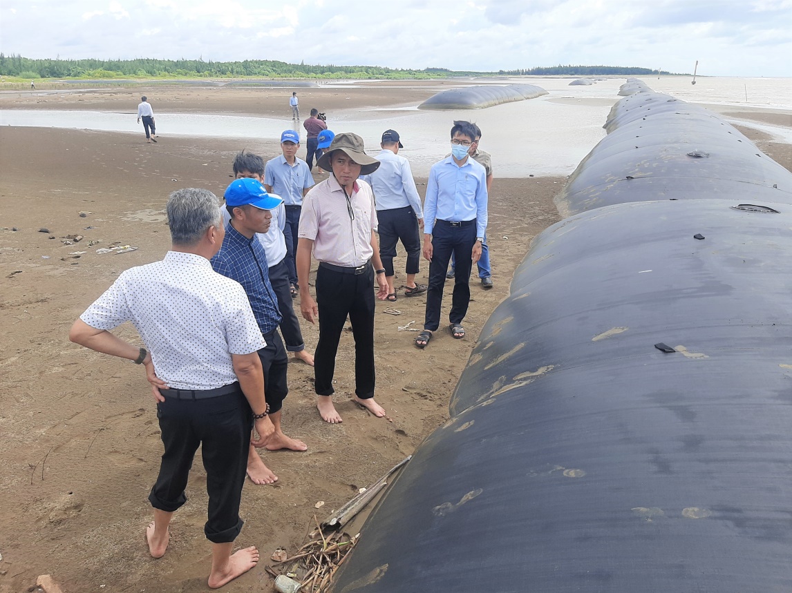 Hội thảo đánh giá hiệu quả thực tế của kè mềm sử dụng túi Geotube, kè giảm sóng bảo vệ bờ biển ở xã Thạnh Phong, huyện Thạnh Phú