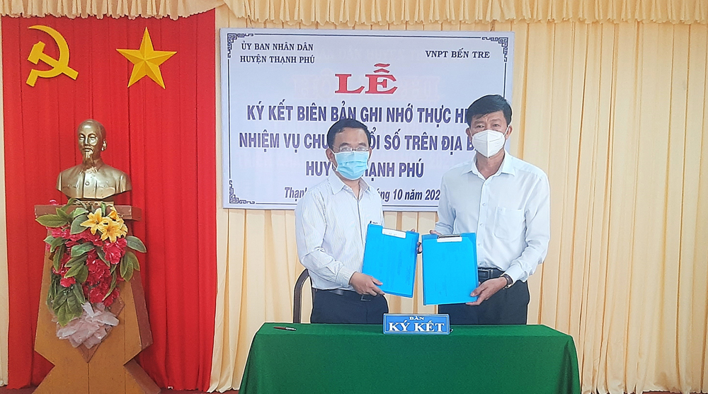 Ký kết biên bản ghi nhớ thực hiện nhiệm vụ chuyển đổi số trên địa bàn huyện Thạnh Phú