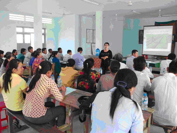  Tập huấn kỹ thuật sản xuất rau màu an toàn tại xã Bảo Thuận huyện Ba Tri 