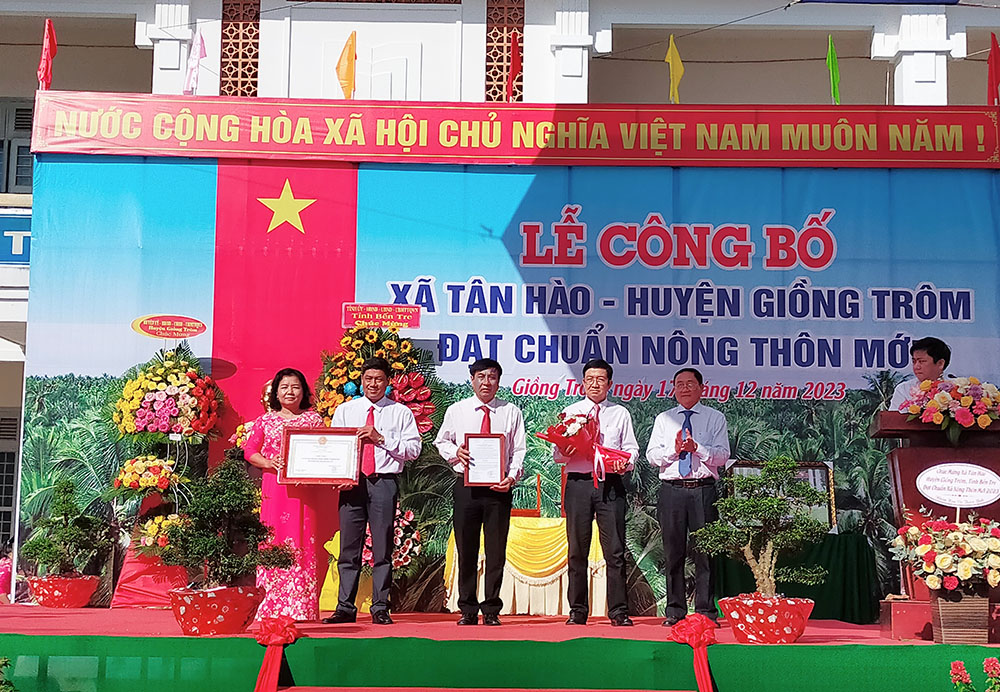 Giồng Trôm: Lễ công bố xã Tân Hào đạt chuẩn nông thôn mới