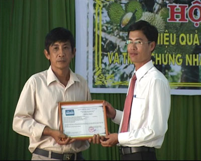 Hội thảo tính hiệu quả của liên kết trong sản xuất và trao chứng nhận VietGAP cho tổ hợp tác sản xuất  sầu riêng xã Sơn Định